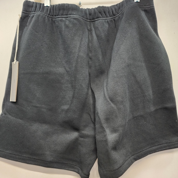 Essentials BLACK Shorts LARGE - Picture 2 of 3